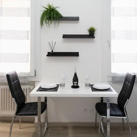 Centralemoderno Monolocale A 10 Passi Dal Centro 아파트 *